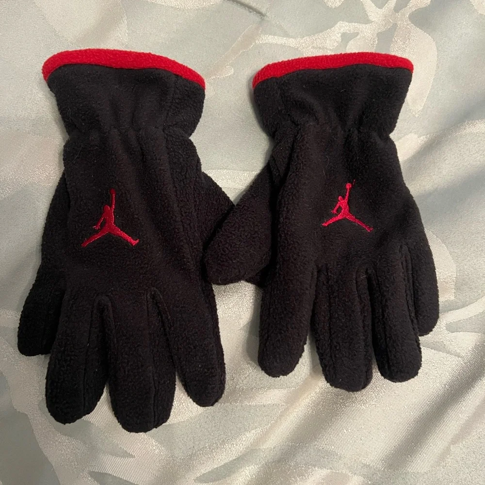 Nike Jordan youth fleece Black and Red winter Gloves with Logo size youth EUC